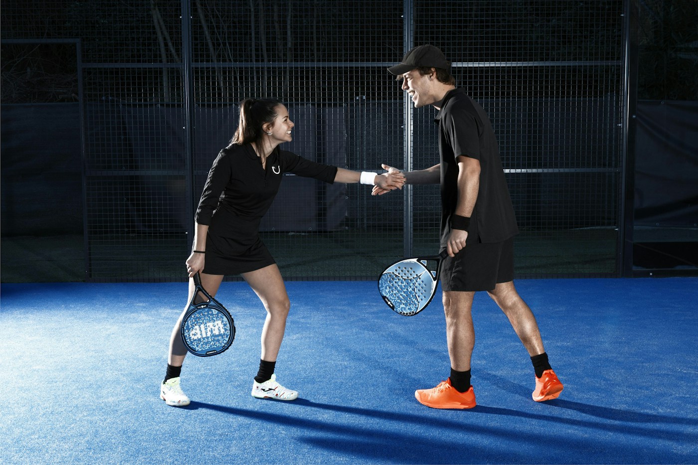 Zwei Padelspieler geben sich nach dem Match die Hand